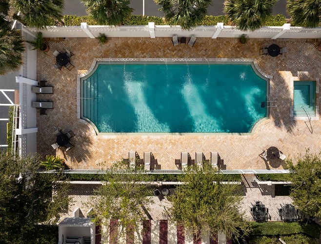 outdoor-pool-with-cascading
